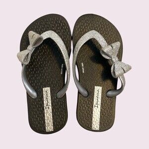 Ipanema Girls Black and Silver Ana Flip Flops SZ 9 EUC
